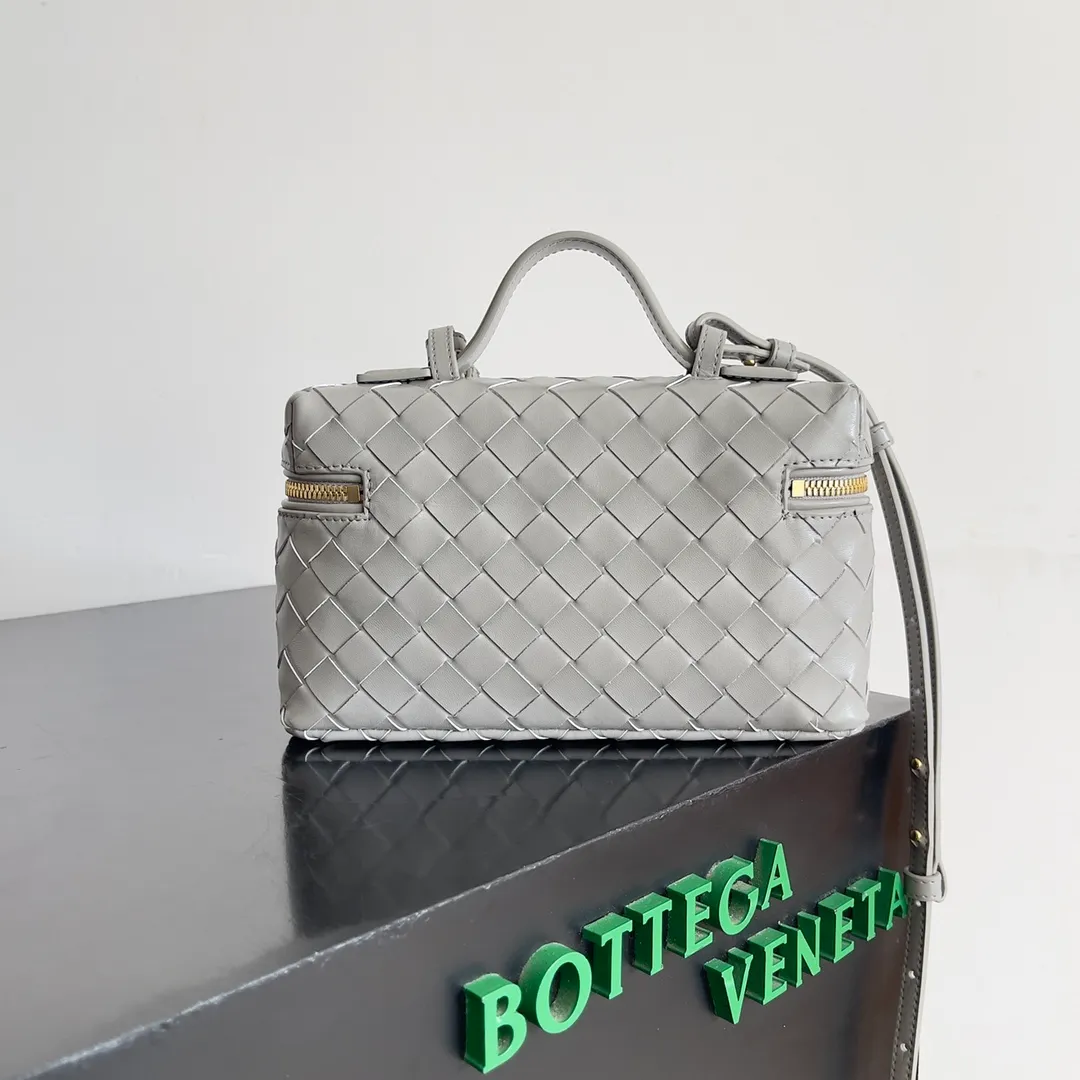 Batch 1360 Bottega Veneta 24 spring and summer woven zipper crossbody bag. A crossbody bag that can be used as a cosmetic bag. The exquisite weaving and compact body are an indispensable accessory for the upcoming summer. The double zipper also better protects the bag. It has a large capacity. If you like it, don’t miss it. Style number: 789109 Size: 22*12.5*5cm